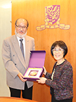 Professor Fanny Cheung (right) presents a souvenir to Professor Lin Chong-I of NCKU